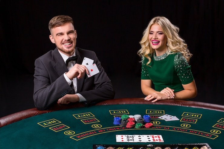 Pengguna membaca tips nextogel di ponsel